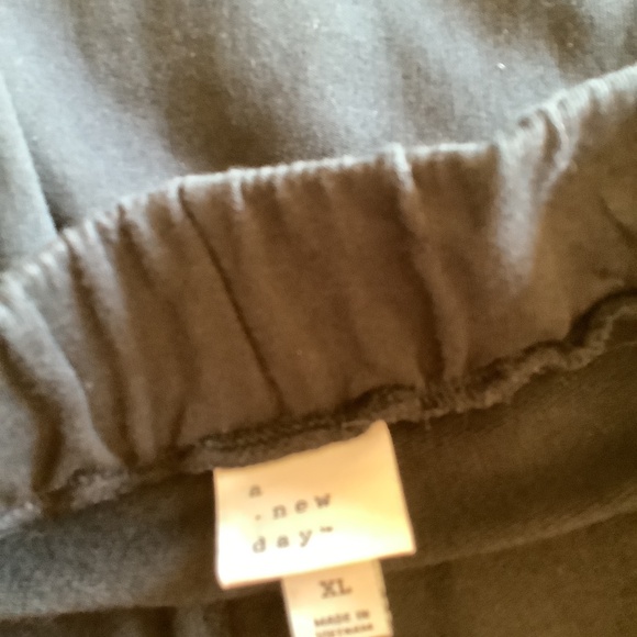 Ladies black pants - XL - wider leg with a nice waistband...with pockets - Picture 3 of 3